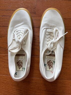 Lace up vans with gum soles M7/W8.5
